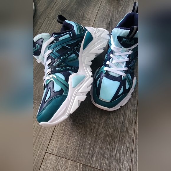 Fila bran new size 8 tennis shoes - Picture 1 of 4